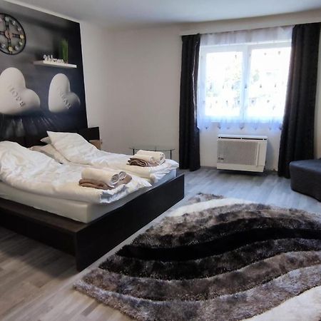 Freedom-Fehervar Apartman Székesfehérvár Esterno foto