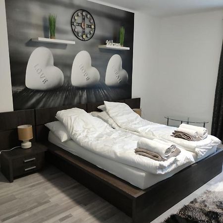 Freedom-Fehervar Apartman Székesfehérvár Esterno foto