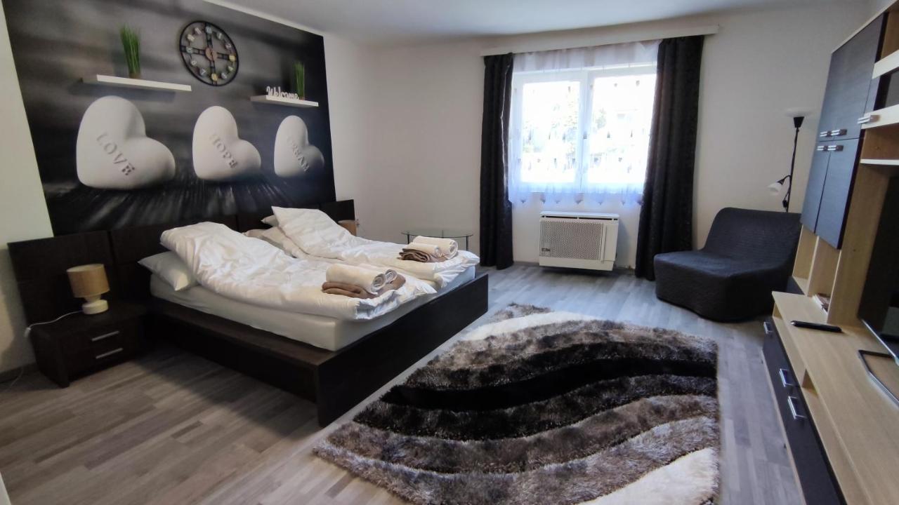 Freedom-Fehervar Apartman Székesfehérvár Esterno foto