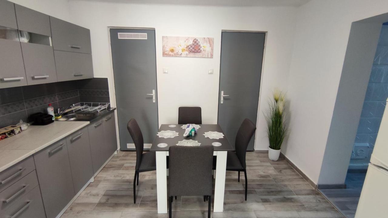 Freedom-Fehervar Apartman Székesfehérvár Esterno foto