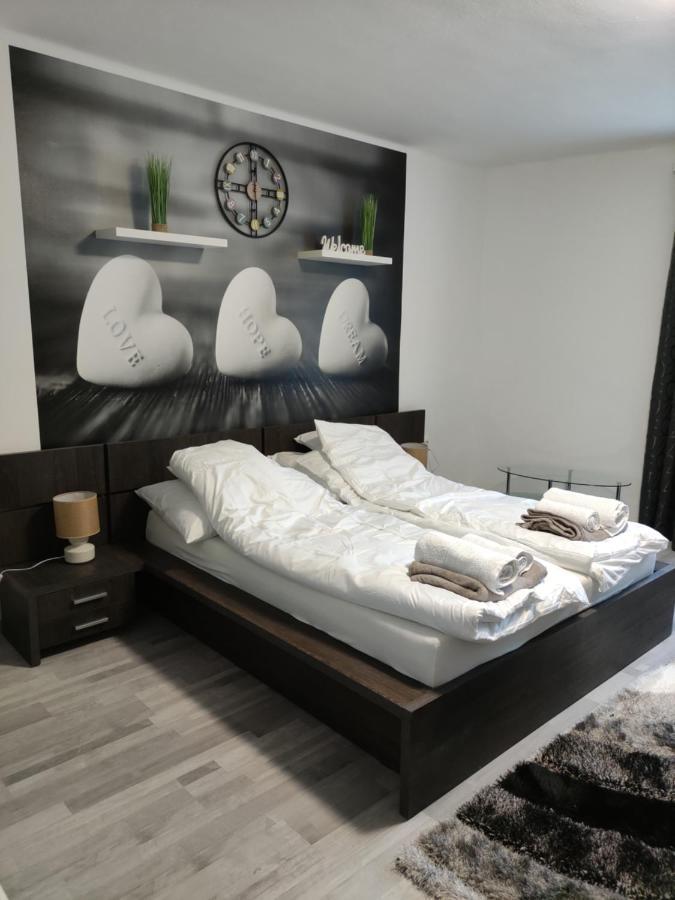 Freedom-Fehervar Apartman Székesfehérvár Esterno foto